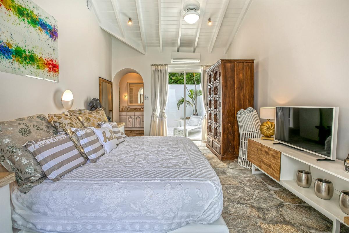 St Martin beachfront luxury villa rental -  The bedroom 1